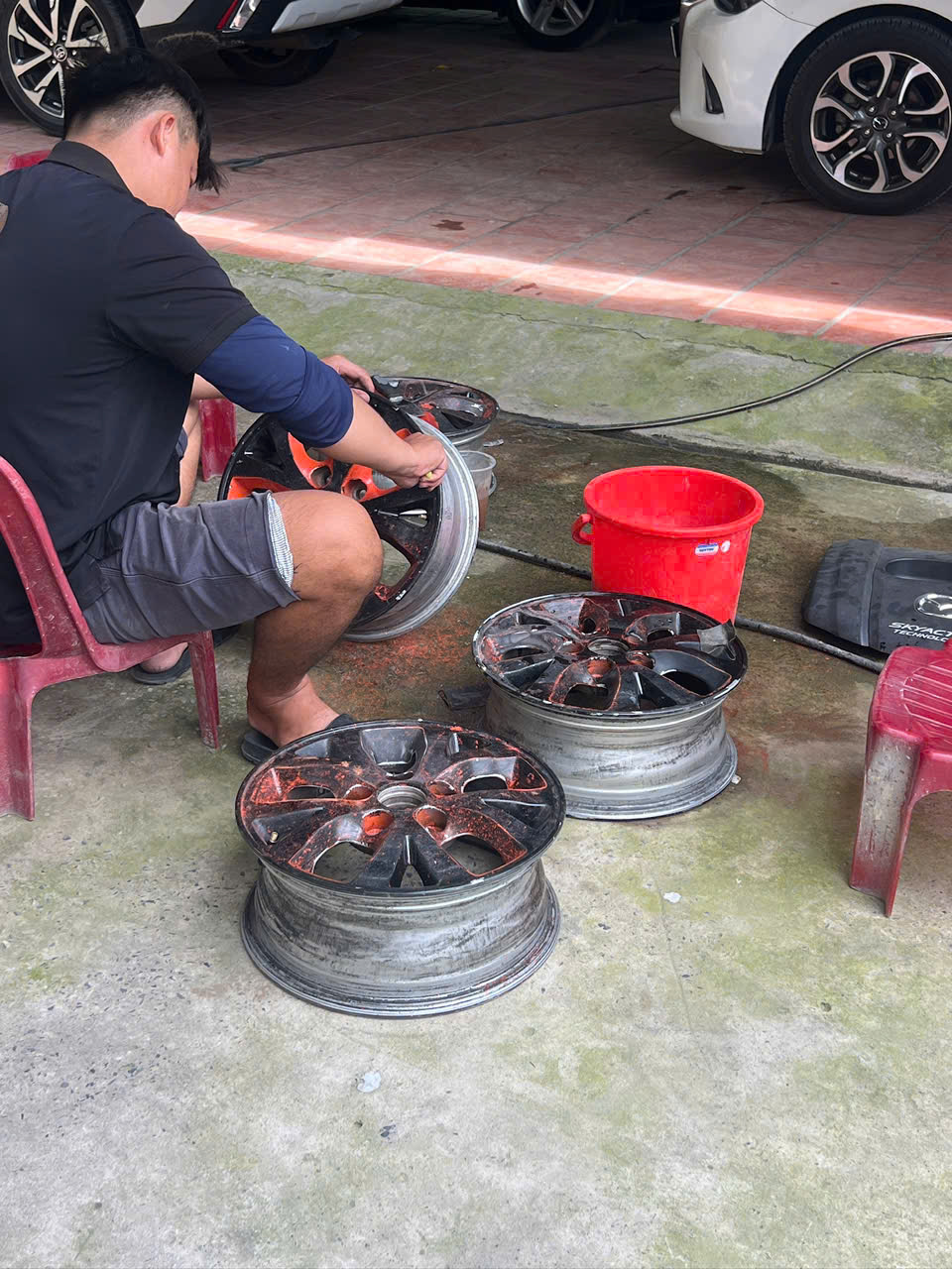 Kỹ thuật viên xử lý mâm xe tại tiệm Lazang Cần Thơ